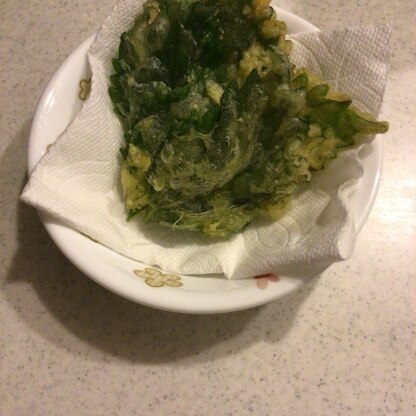 庭で育てている大葉がとってもおいしい天ぷらになりました‼︎シンプルに塩で頂きましたが家族にも好評でした。